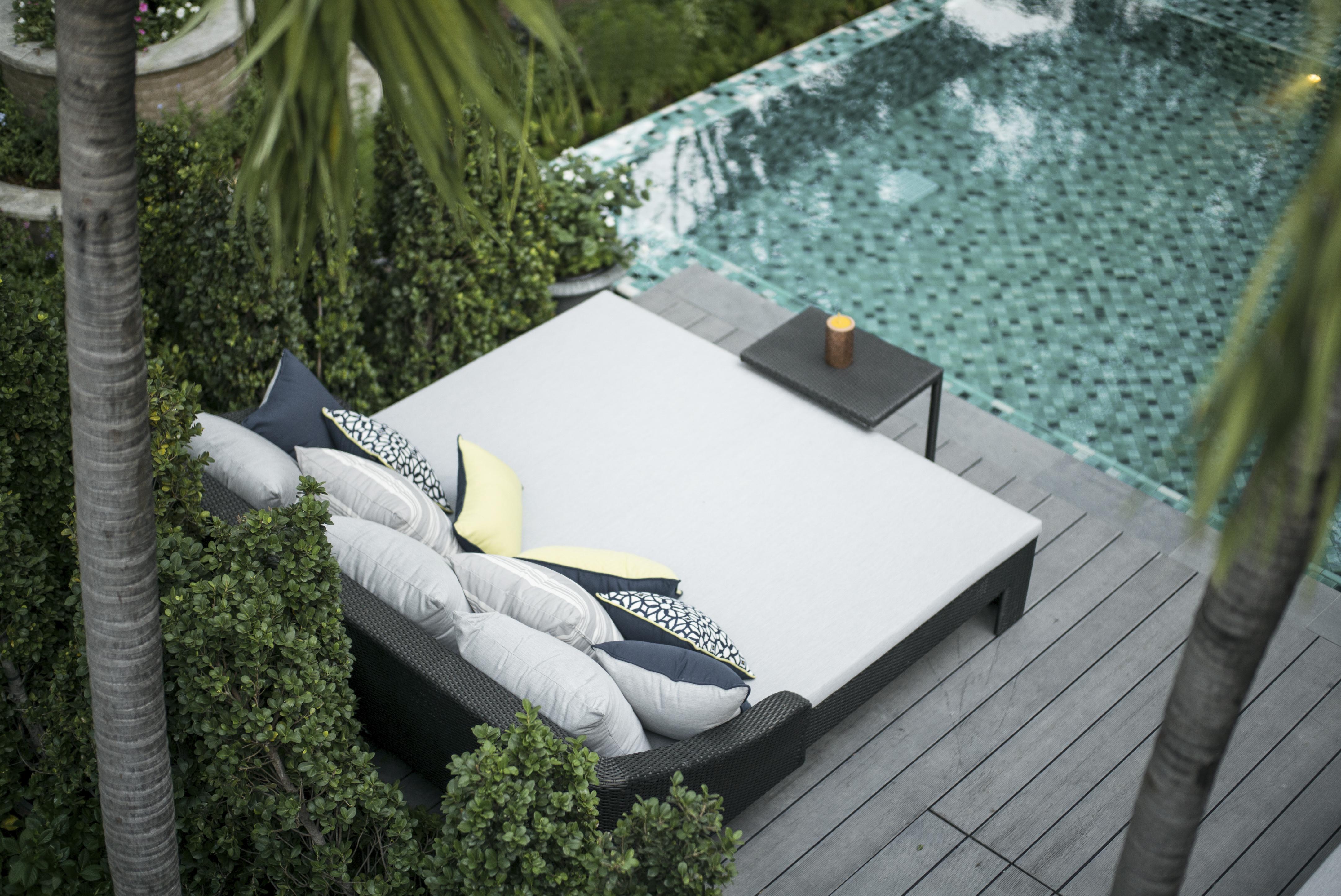 The Raweekanlaya Bangkok Exterior foto A poolside daybed