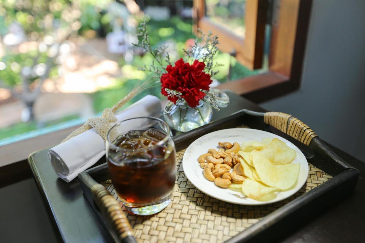 The Raweekanlaya Bangkok Exterior foto A glass of Oolong tea